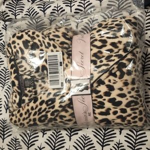 NWT Victoria Secret M/L Cozy Robe Leopard Print